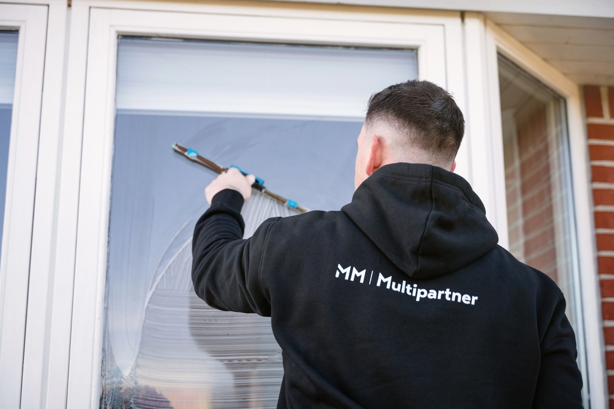 Vinduepudsning skviz mathias Morten der vasker vinduer på 1.sal